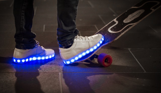 Pour être stylé sur son hoverboard: les chaussures LED!